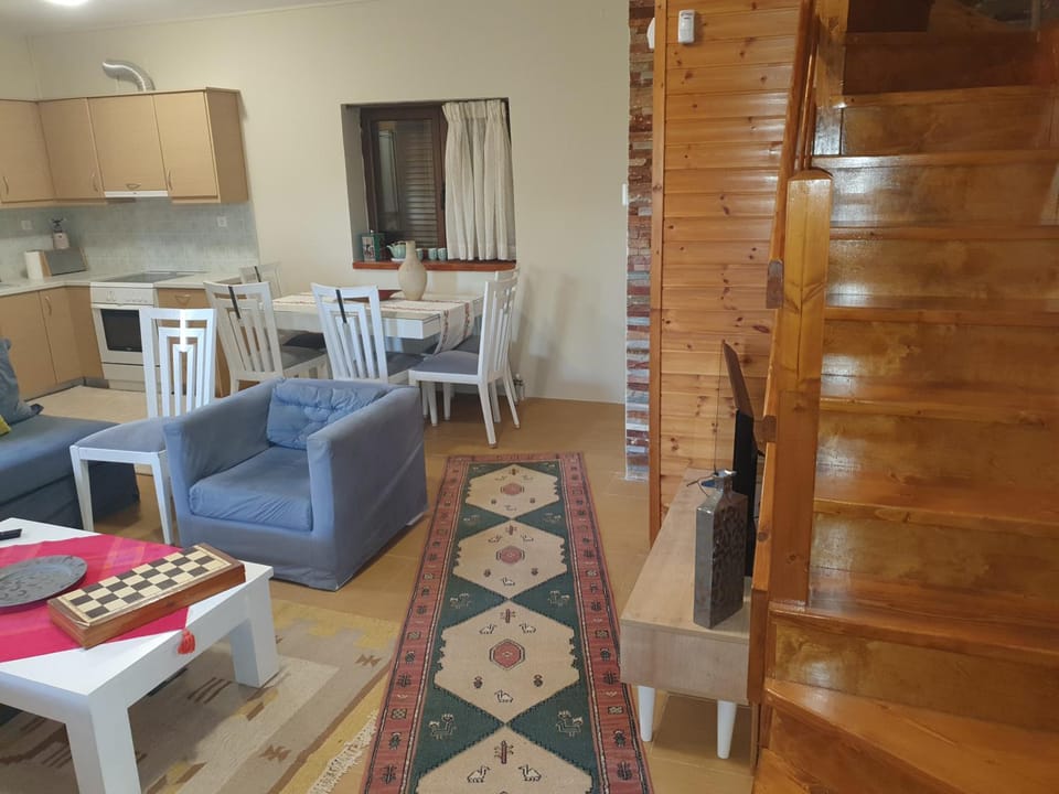 Kitchen or kitchenette, Living room, Seating area, Dining area