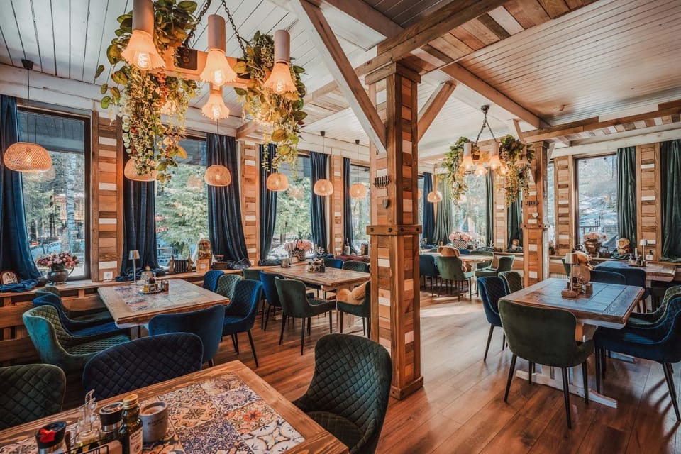 Restaurant/places to eat, Banquet/Function facilities, Seating area