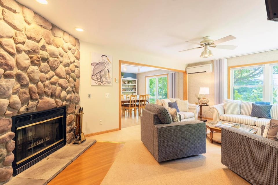 Glennwood Cottage! Coastal woodsy charm with association beach access House in Michigan