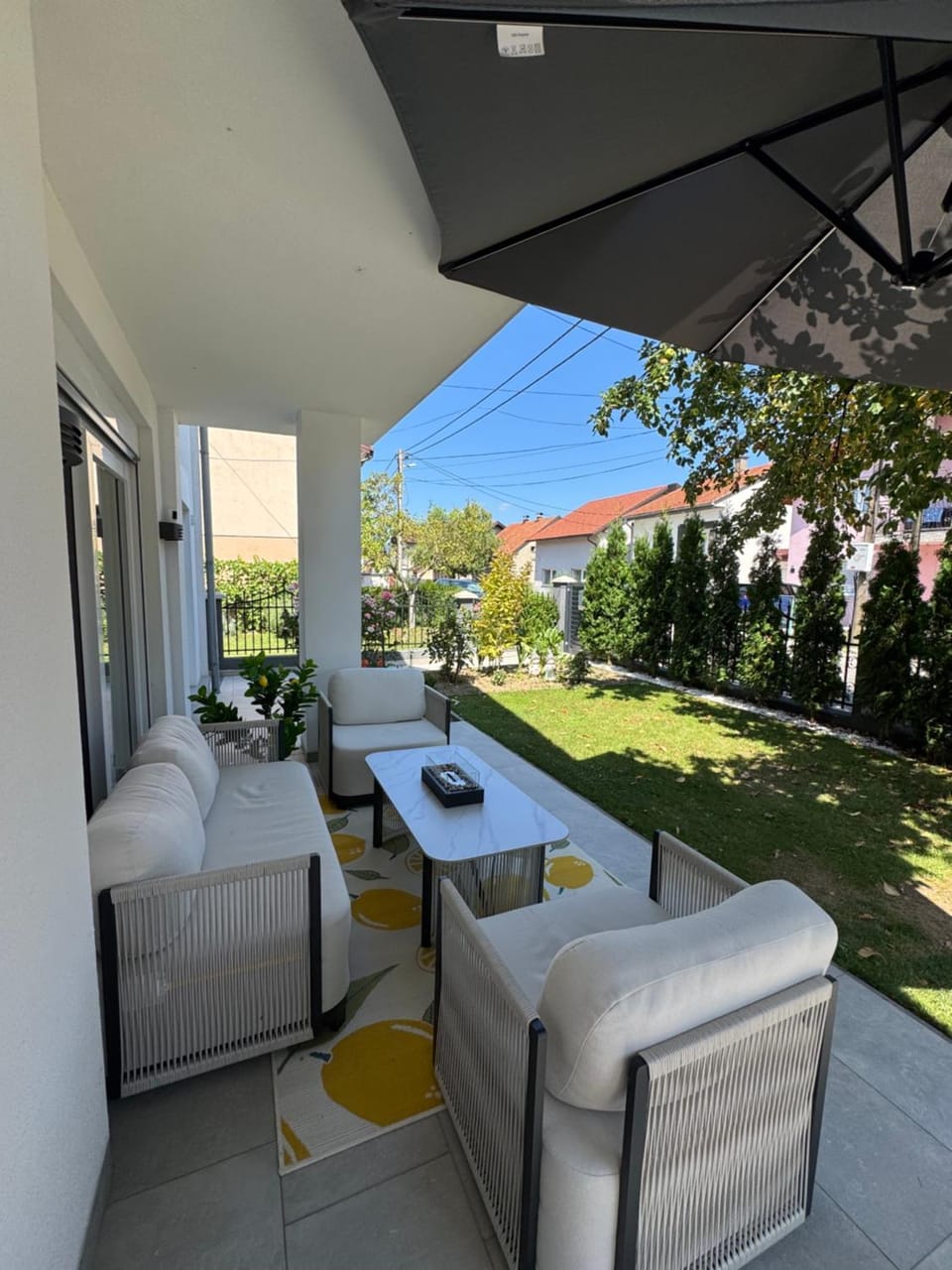 Day, Seating area