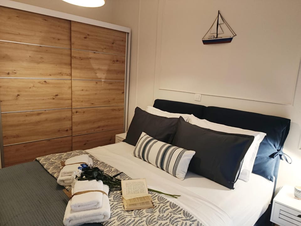 Bed, Bedroom, towels, wardrobe