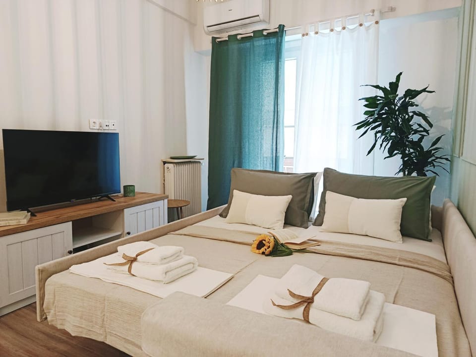 Bed, TV and multimedia, towels
