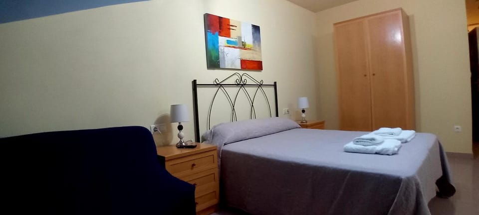 Bed, Photo of the whole room, towels, wardrobe