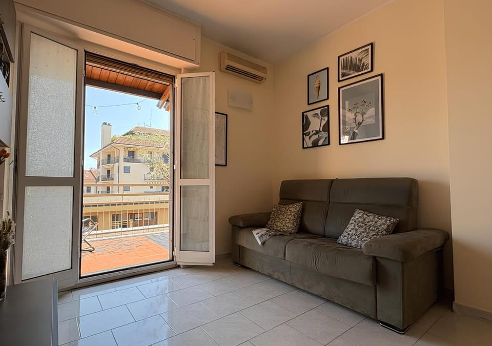 View (from property/room), Balcony/Terrace, Living room, Seating area, air conditioner