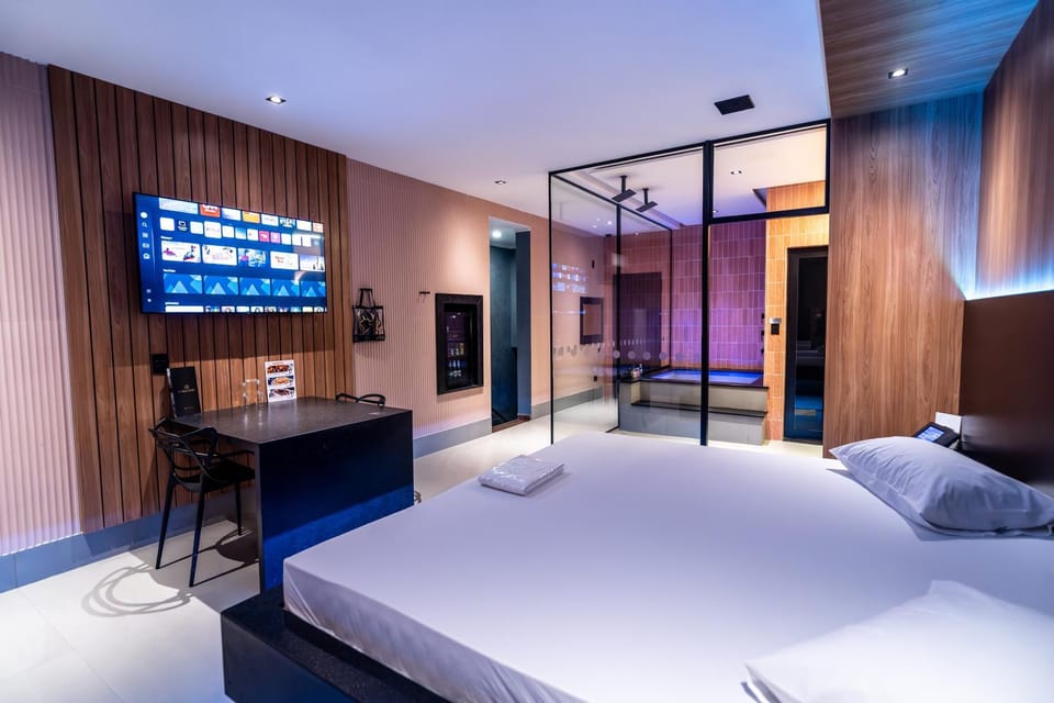Bed, TV and multimedia, Photo of the whole room
