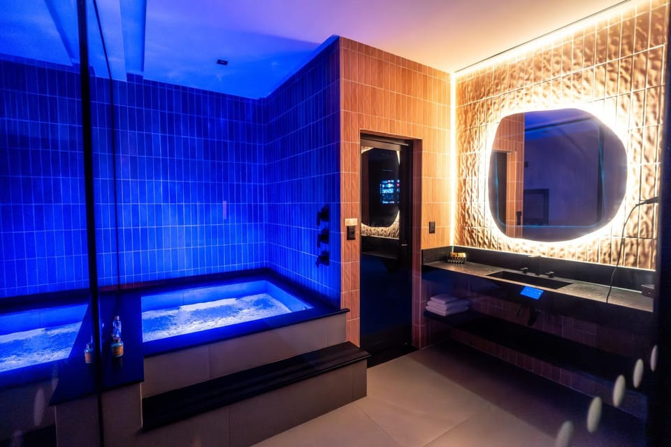 Hot Tub, Bathroom
