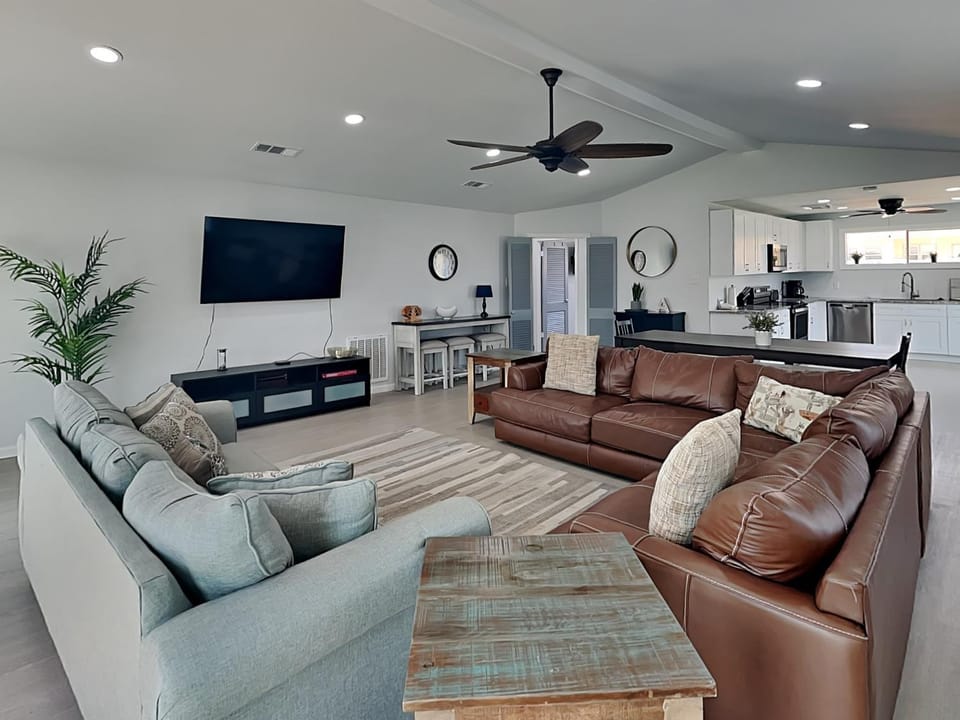 TV and multimedia, Kitchen or kitchenette, Living room, Seating area, furniture