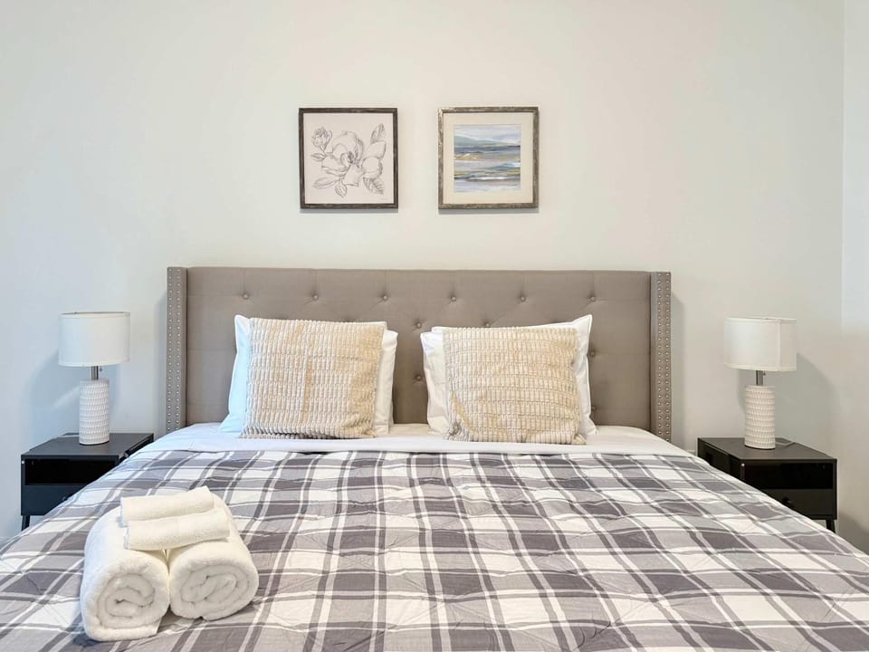 Bed, Bedroom, towels