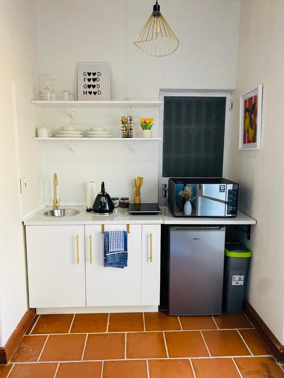 Coffee/tea facilities, Kitchen or kitchenette, stove