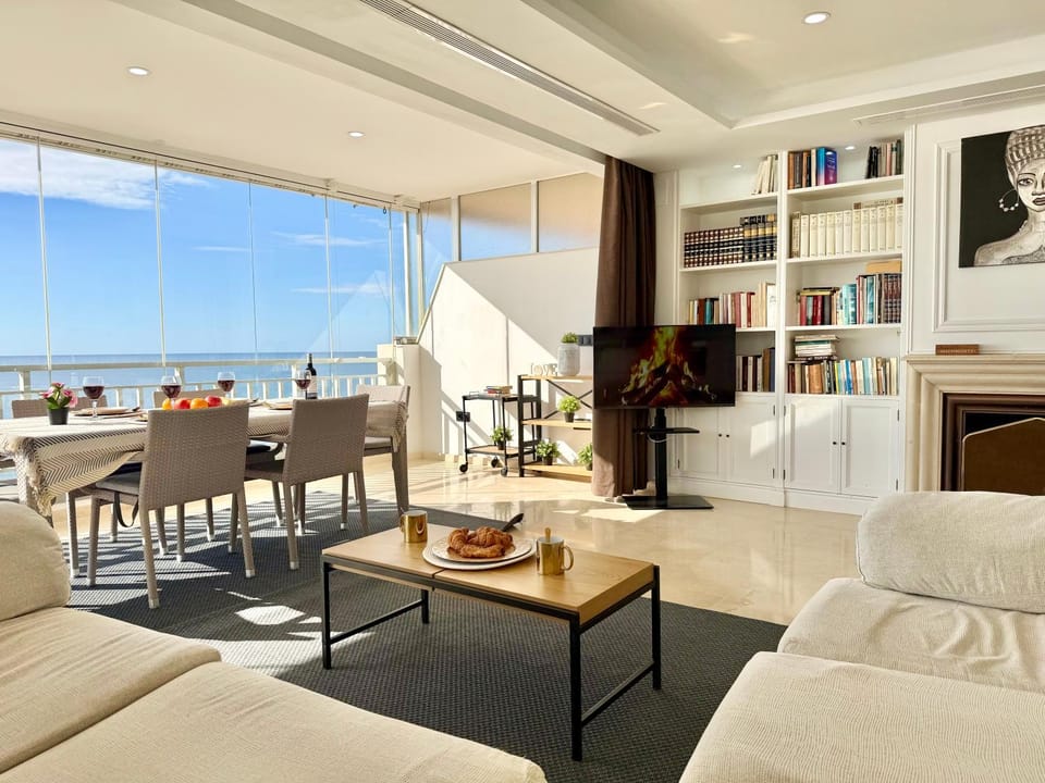 Luxury Beachfront Bright & Spacious by TuriVida Apartment in Fuengirola