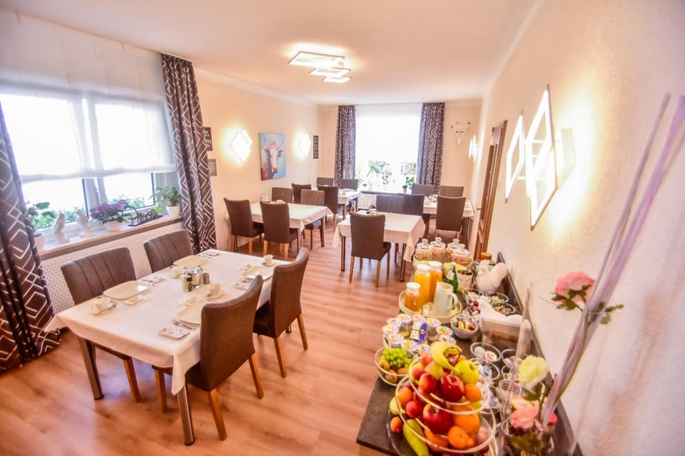 Restaurant/places to eat, Buffet breakfast