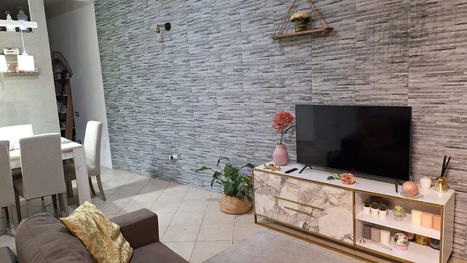 Communal lounge/ TV room, TV and multimedia, Living room, Seating area, Evening entertainment