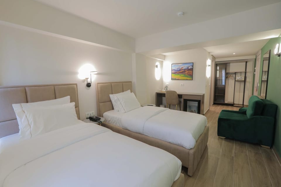 Bed, TV and multimedia, Bedroom