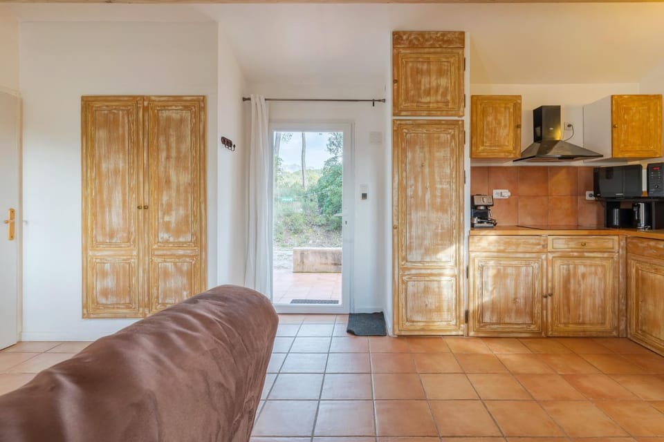 Property building, Kitchen or kitchenette, Living room
