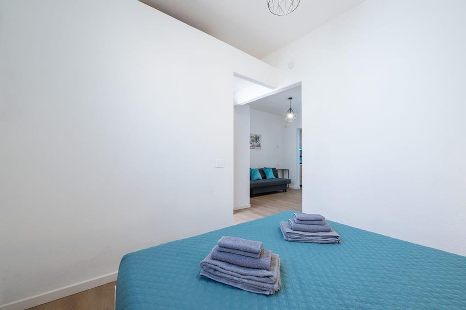 Bed, towels