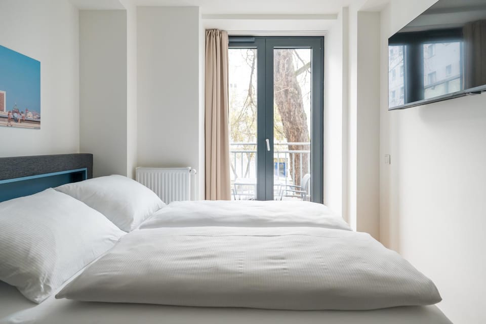 Bed, TV and multimedia, Bedroom