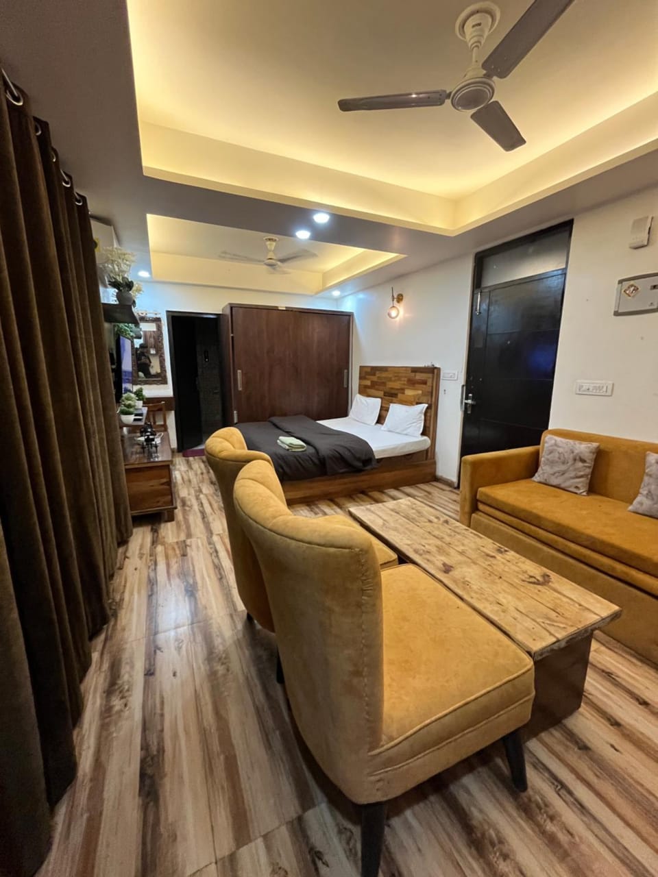 Wine wood Apartment in Dehradun