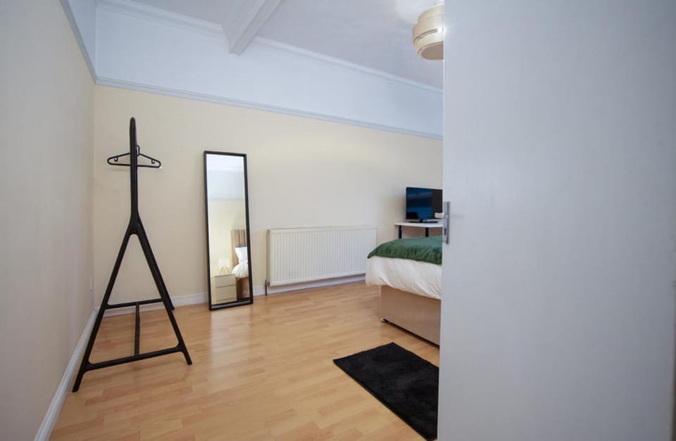 Group Stay 3BR Close to Hydro and SECC with Parking Apartment in Glasgow