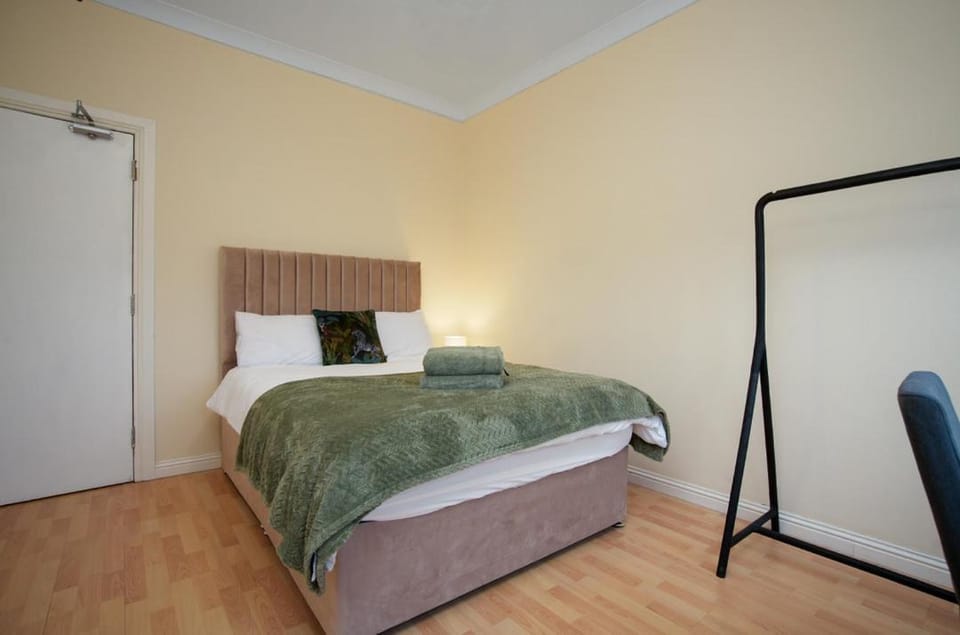 Group Stay 3BR Close to Hydro and SECC with Parking Apartment in Glasgow