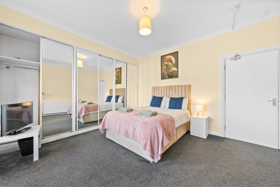 Group Stay 3BR Close to Hydro and SECC with Parking Apartment in Glasgow