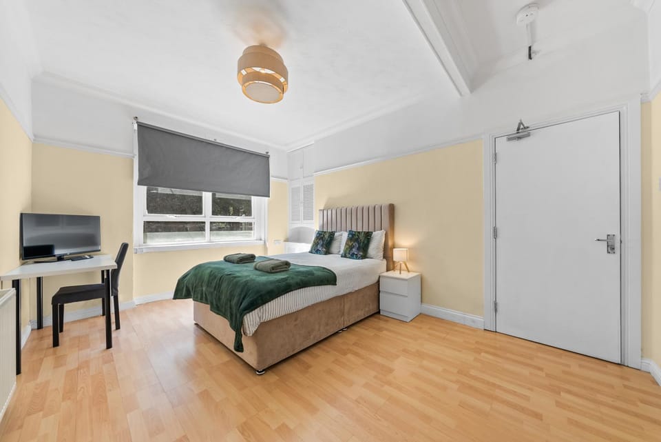 Group Stay 3BR Close to Hydro and SECC with Parking Apartment in Glasgow