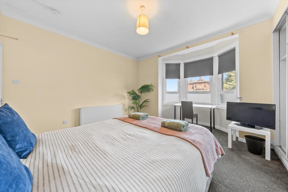 Group Stay 3BR Close to Hydro and SECC with Parking Apartment in Glasgow