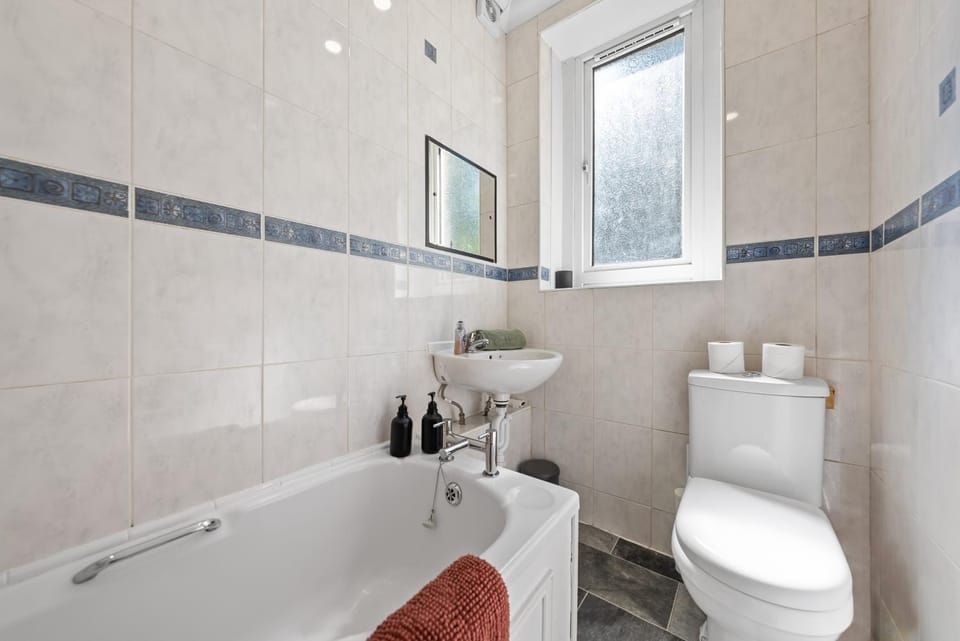 Group Stay 3BR Close to Hydro and SECC with Parking Apartment in Glasgow
