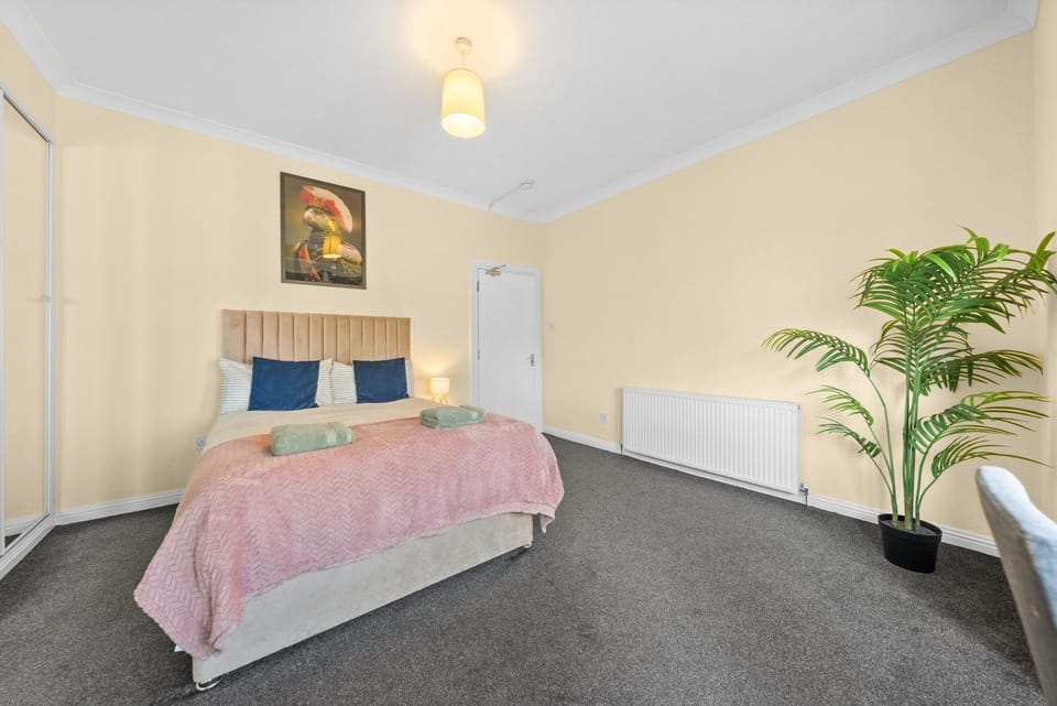 Group Stay 3BR Close to Hydro and SECC with Parking Apartment in Glasgow