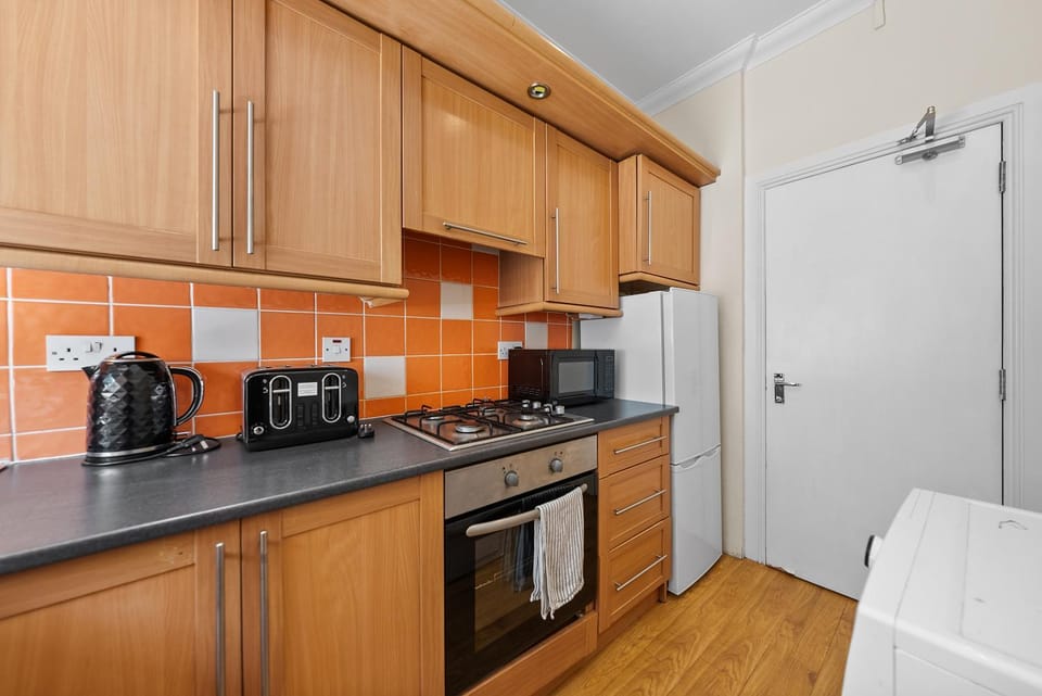 Group Stay 3BR Close to Hydro and SECC with Parking Apartment in Glasgow