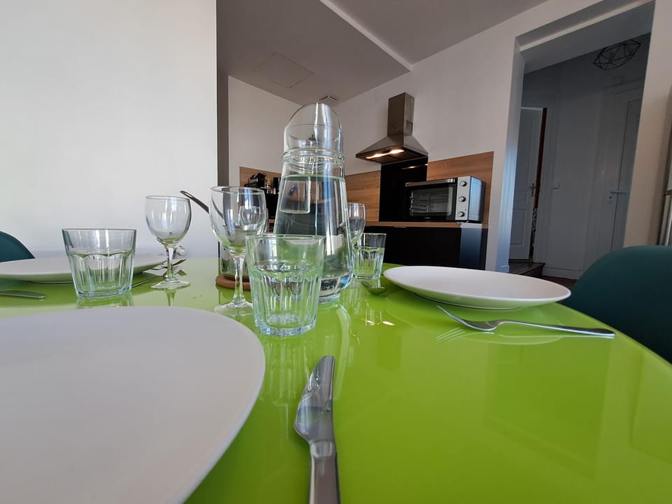 Kitchen or kitchenette, Dining area