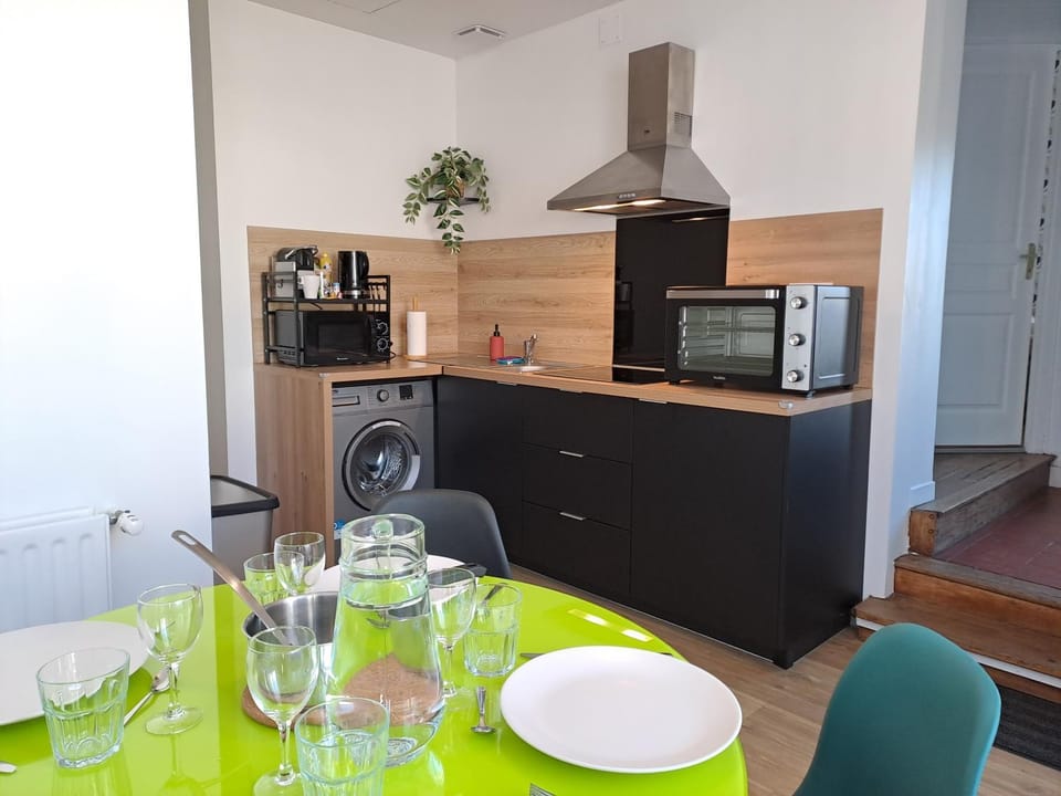 Coffee/tea facilities, Kitchen or kitchenette, Dining area, oven, stove