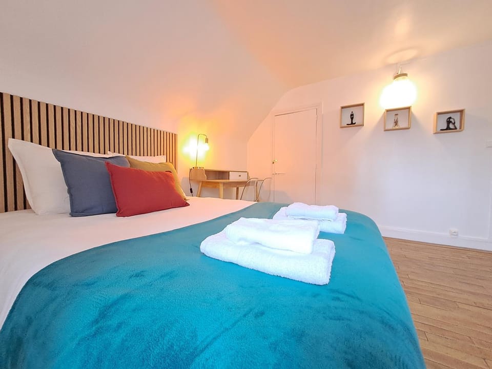 Bed, Photo of the whole room, Bedroom, towels
