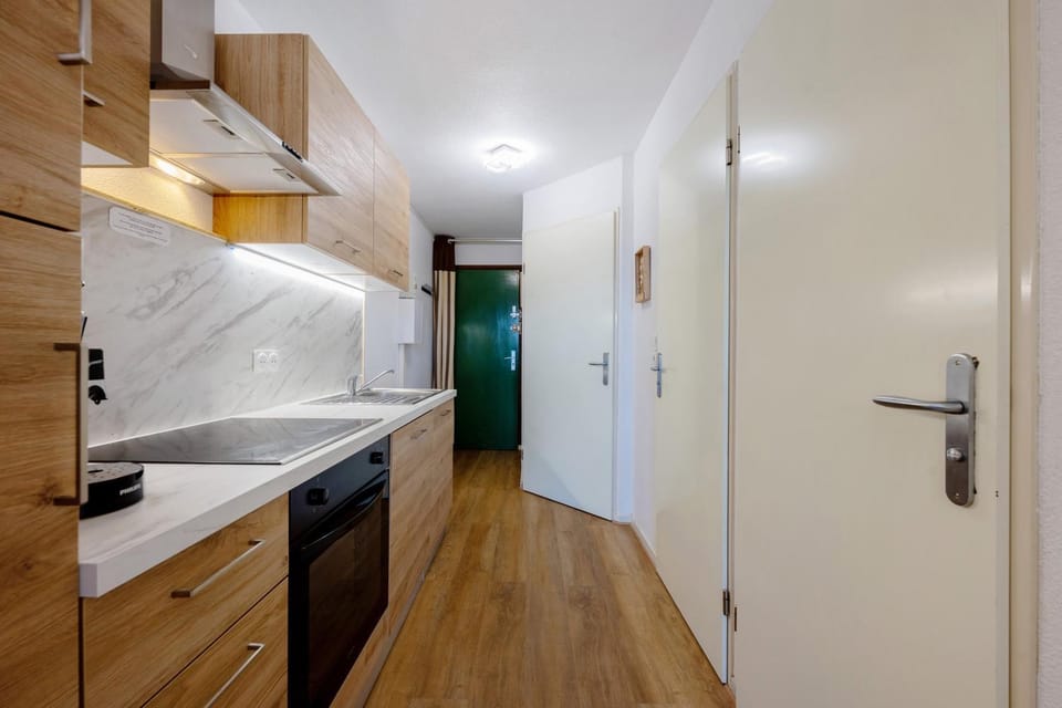 Property building, Kitchen or kitchenette, Living room