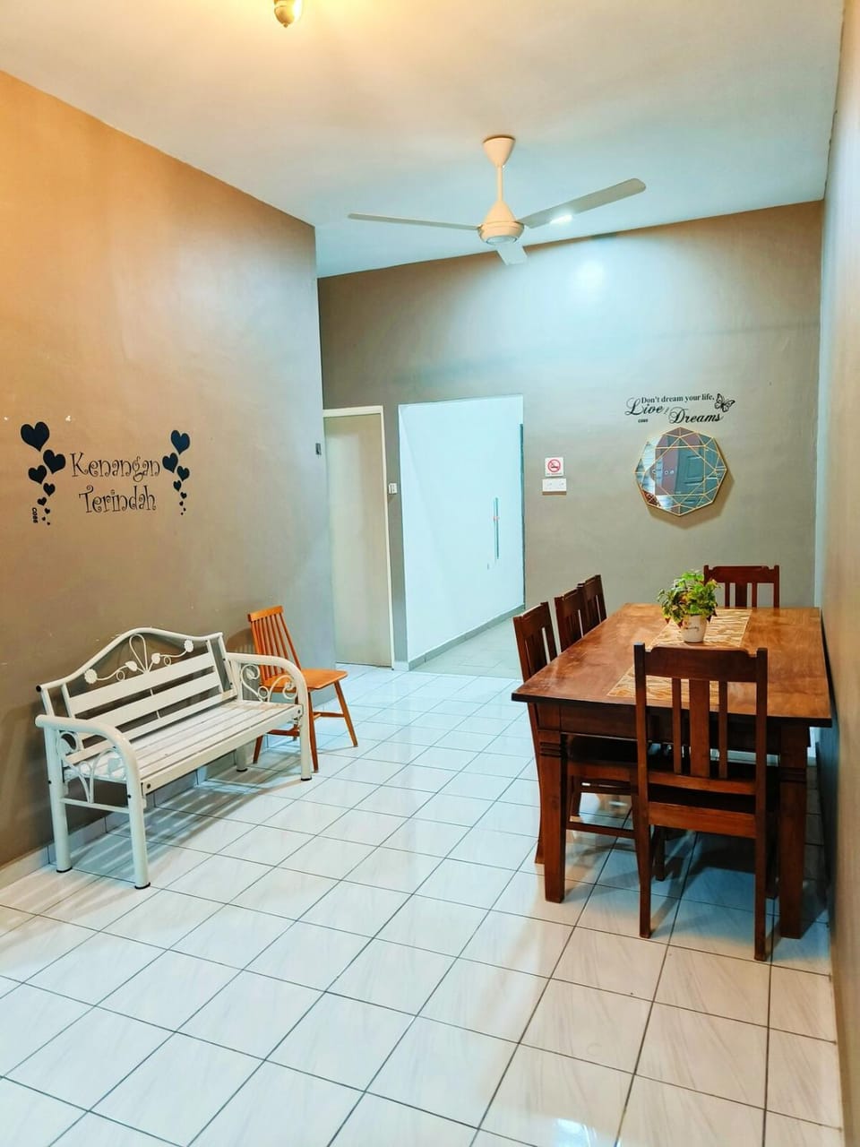 Seating area, Dining area