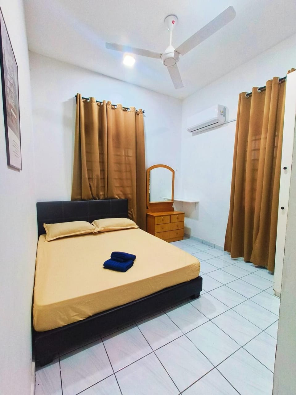 Bed, Bedroom, towels, air conditioner