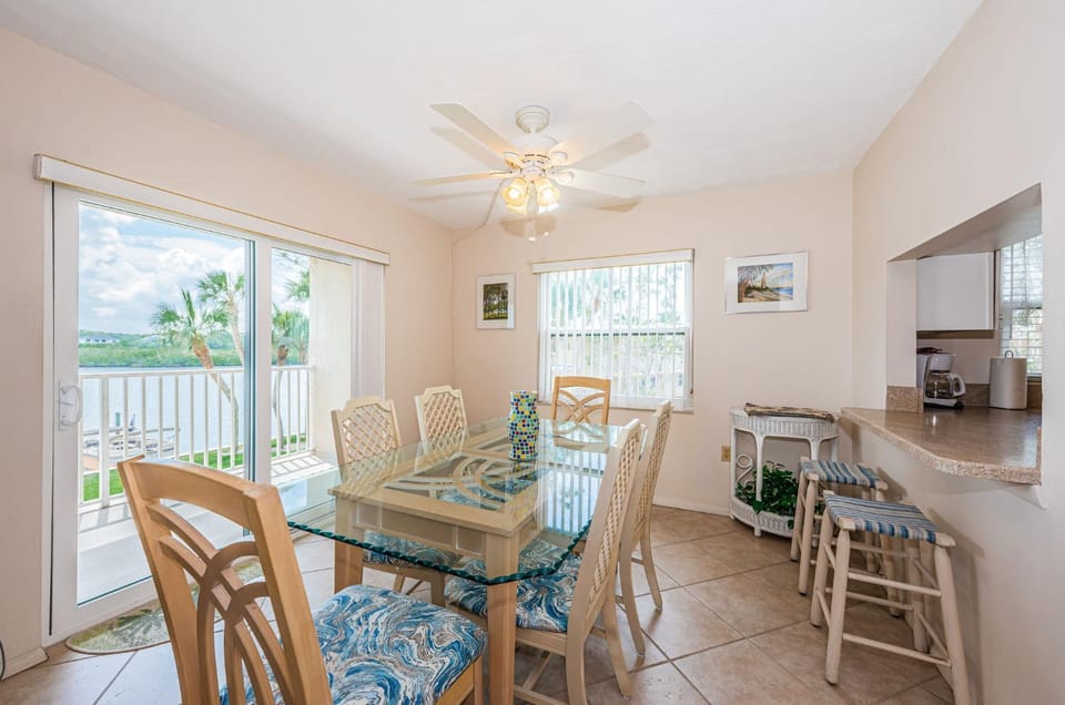 Beach Yacht Club Waterfront Apt Apartment in Indian Shores