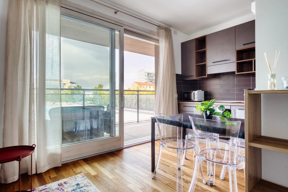 View (from property/room), Balcony/Terrace, Kitchen or kitchenette, Living room, Seating area, Dining area, Swimming pool, Dinner, air conditioner