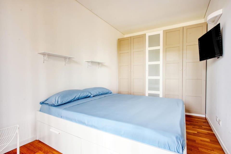 Bed, TV and multimedia, Bedroom, wardrobe