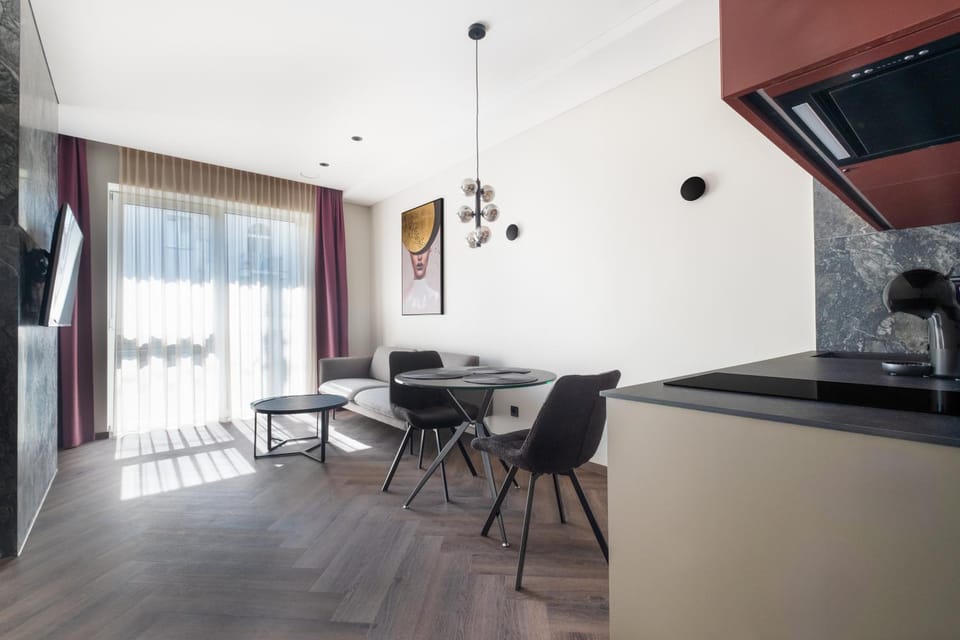 Kitchen or kitchenette, Living room, Seating area, Dining area