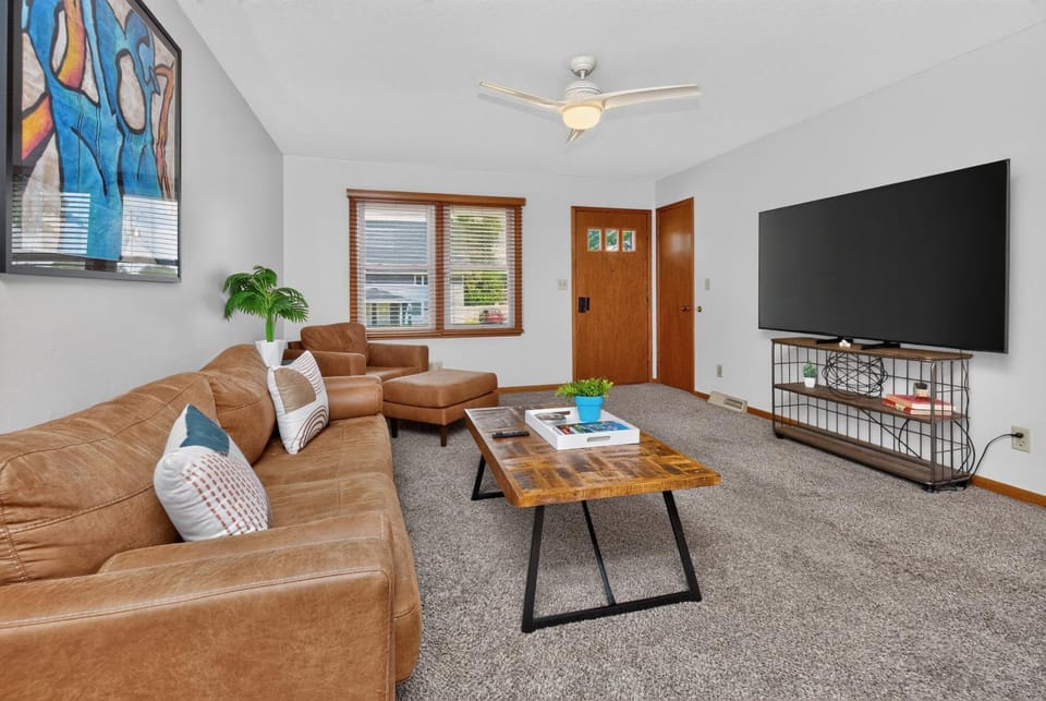 Work & Relax, 3BR Home with Office, Close to Downtown & Prairie Trail, Parking House in Ankeny