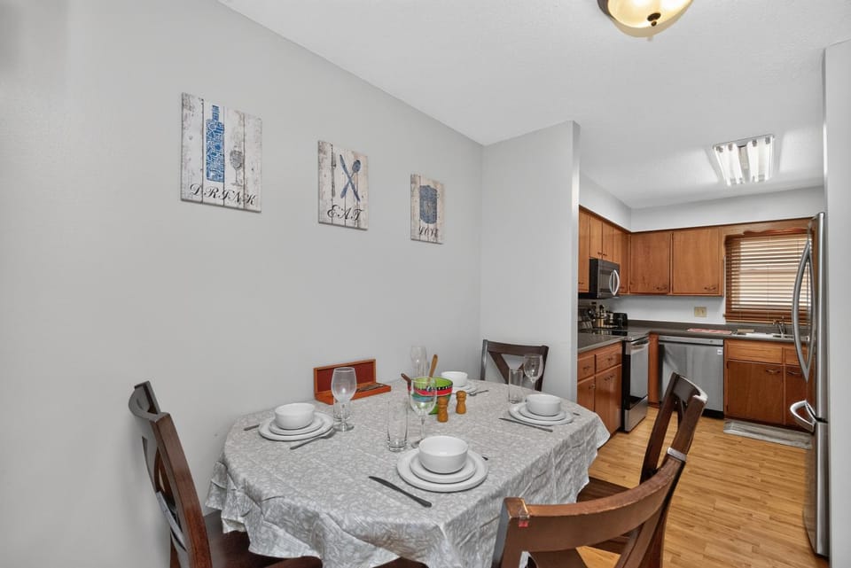 Work & Relax, 3BR Home with Office, Close to Downtown & Prairie Trail, Parking House in Ankeny