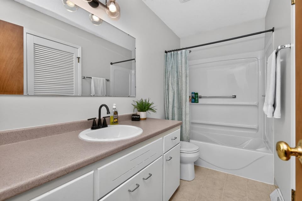 Work & Relax, 3BR Home with Office, Close to Downtown & Prairie Trail, Parking House in Ankeny