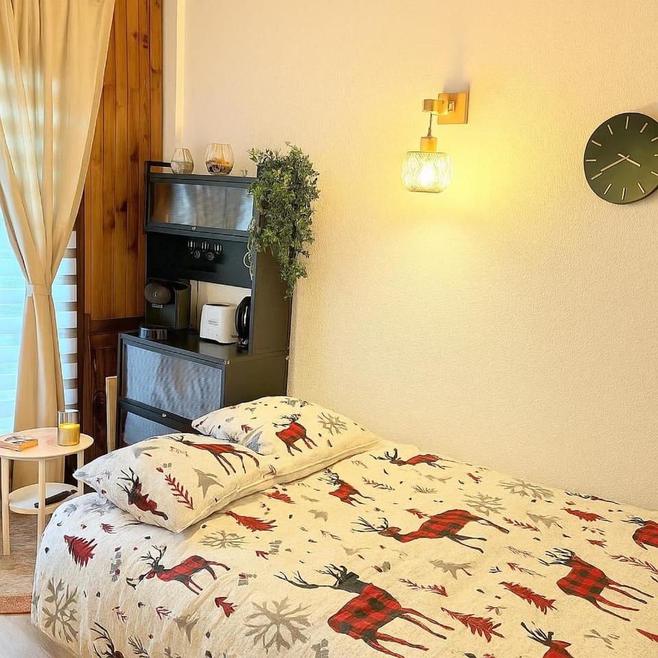 Bed, Living room