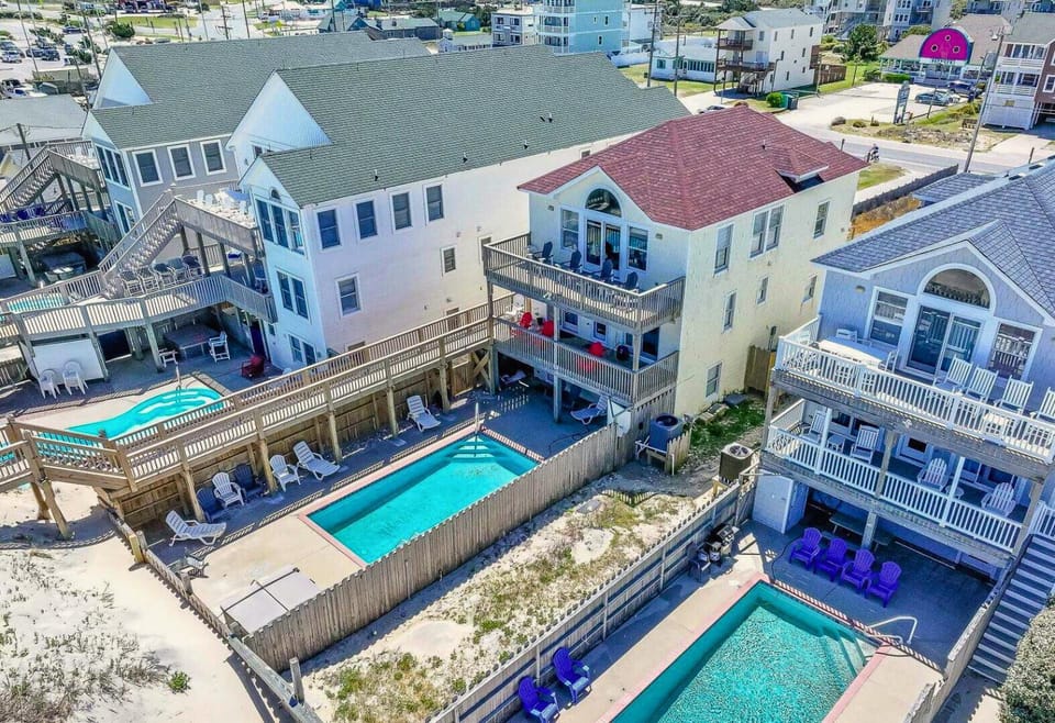 Dream Weaver - Nags Head MP 16.5, Oceanfront, Private Beach Walkway, Pool, Hot Tub, Pets OK House in Nags Head