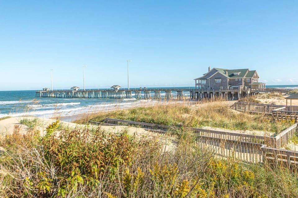 Dream Weaver - Nags Head MP 16.5, Oceanfront, Private Beach Walkway, Pool, Hot Tub, Pets OK House in Nags Head