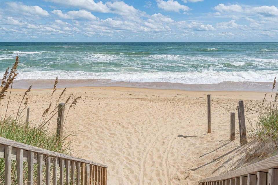 Dune Fine - Duck Landing Amenities, 250 Yds to Beach, Pool, Hot Tub, Pets OK, Flex Stays House in Duck