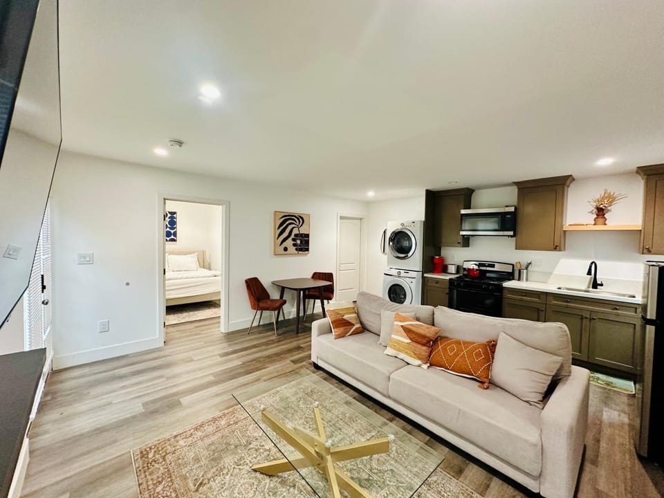 TV and multimedia, Kitchen or kitchenette, Living room, Seating area