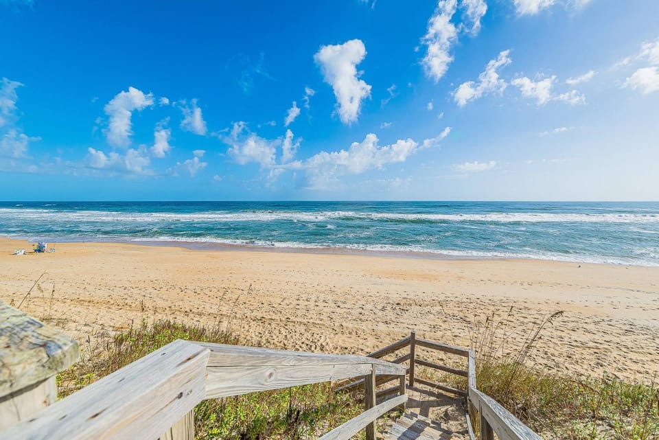 Fins - Duck, Bayberry Bluffs, Oceanfront, Private Walk to Beach, Panoramic Ocean Views, Kayak House in Duck
