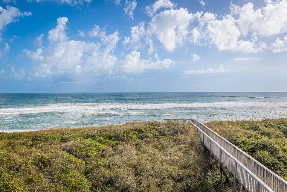Fins - Duck, Bayberry Bluffs, Oceanfront, Private Walk to Beach, Panoramic Ocean Views, Kayak House in Duck