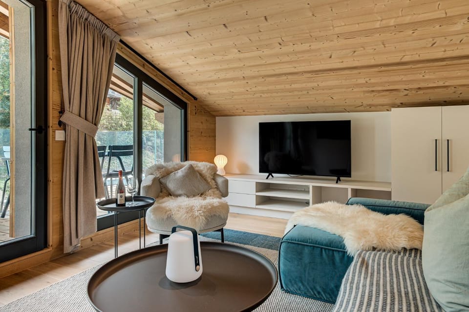 Communal lounge/ TV room, TV and multimedia, Living room, Seating area, Evening entertainment